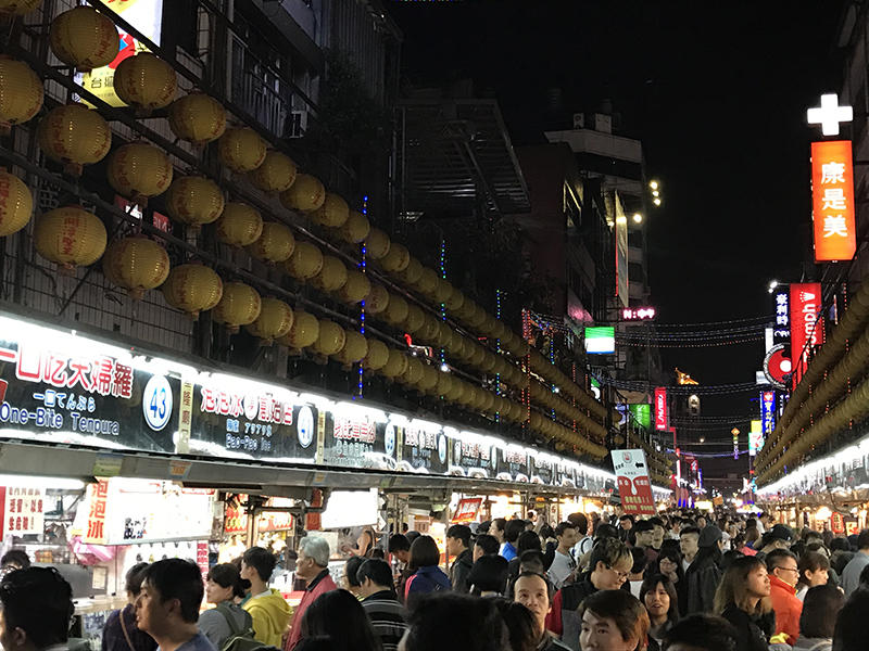 ▲台湾の夜といえばやっぱり夜市ですよね。それにしてもすごい活気。