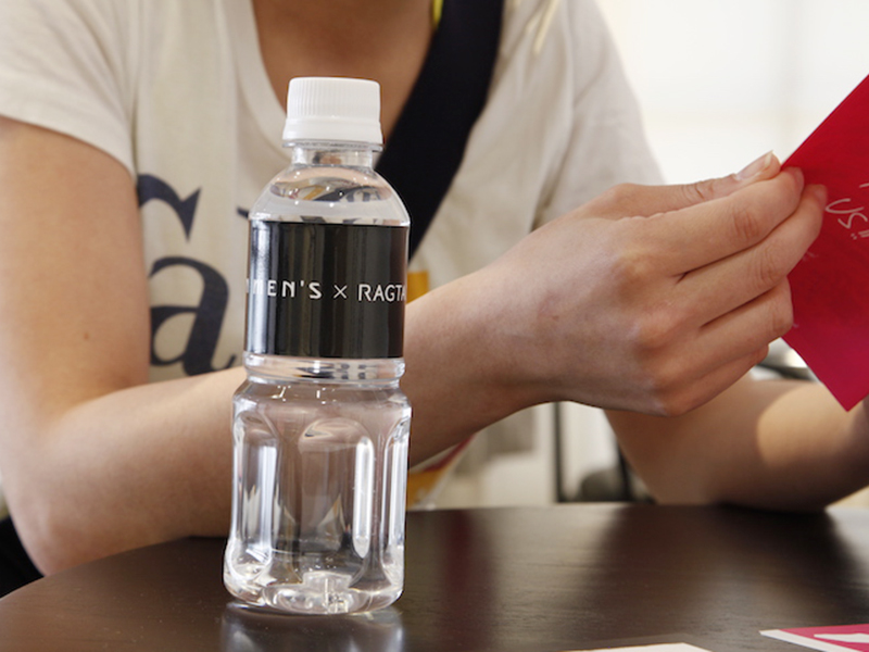 ▲ 「ISETAN MEN’S × RAGTAG」のロゴ入りペットボトル。お客様にお待ちいただく際の気配りまで徹底しているとは、なんて紳士的‥‥!