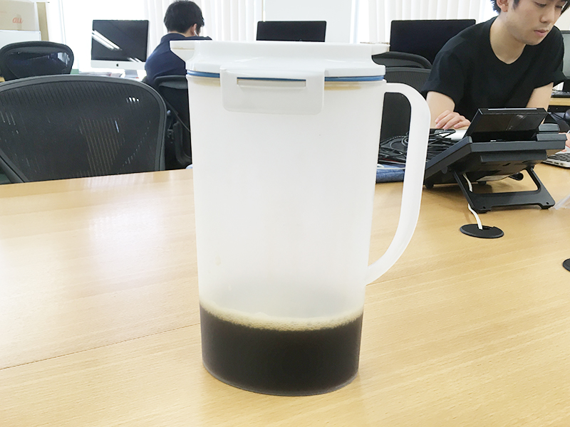 ▲今年、オフィスにある冷蔵庫にはこんな容器も追加されました。 淹れたてのアイスコーヒーをストックしてくれています。ありがたい‥‥!