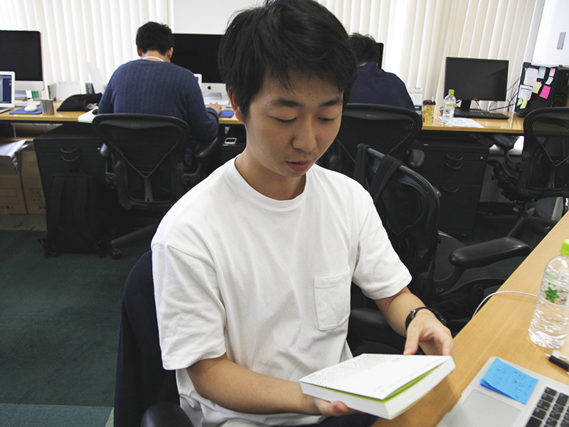 ▲「これ、なんの本か分かる?」と話しかけてみました。ちなみに、韓国にいたのは4歳までとのこと。少し不安ですが‥‥。