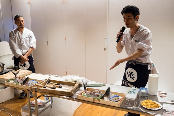 ▲代表の浅井さん（右）から今日のお魚についてのご説明が。