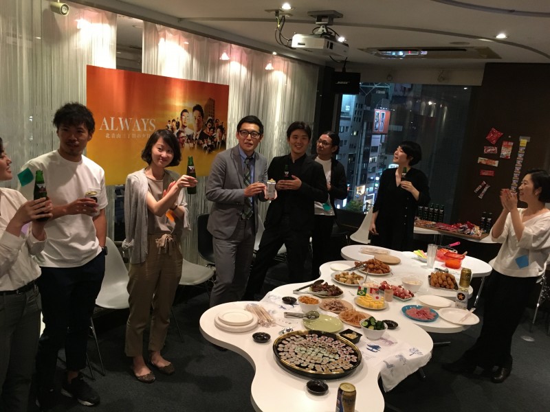 ▲揃ったところで乾杯!「家族」のテーマに沿って、父、母、子をイメージしたごはんが並べられています。