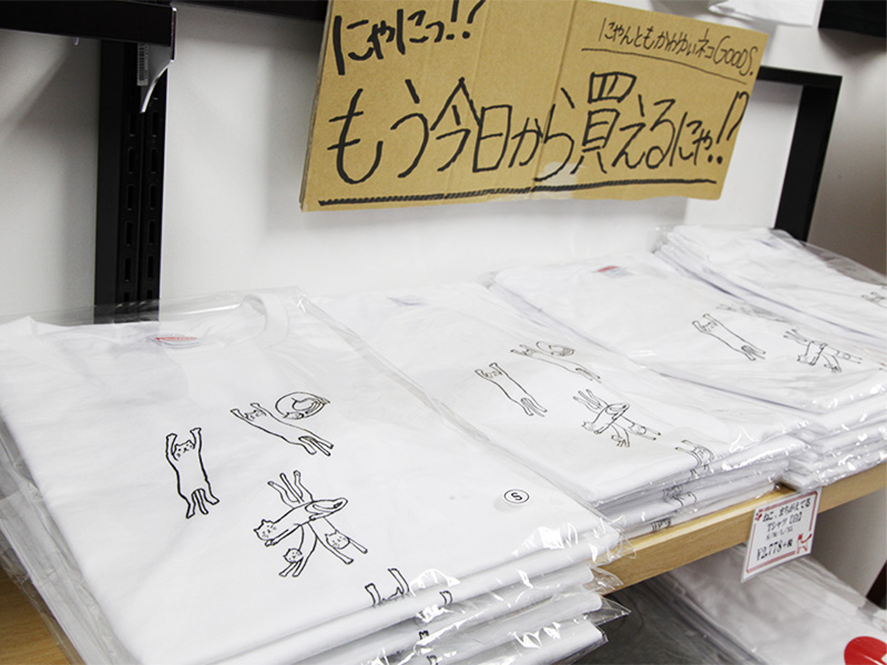 ▲「ねこ、まちがえてるTシャツ」。これからの季節に、一枚いかがですか?