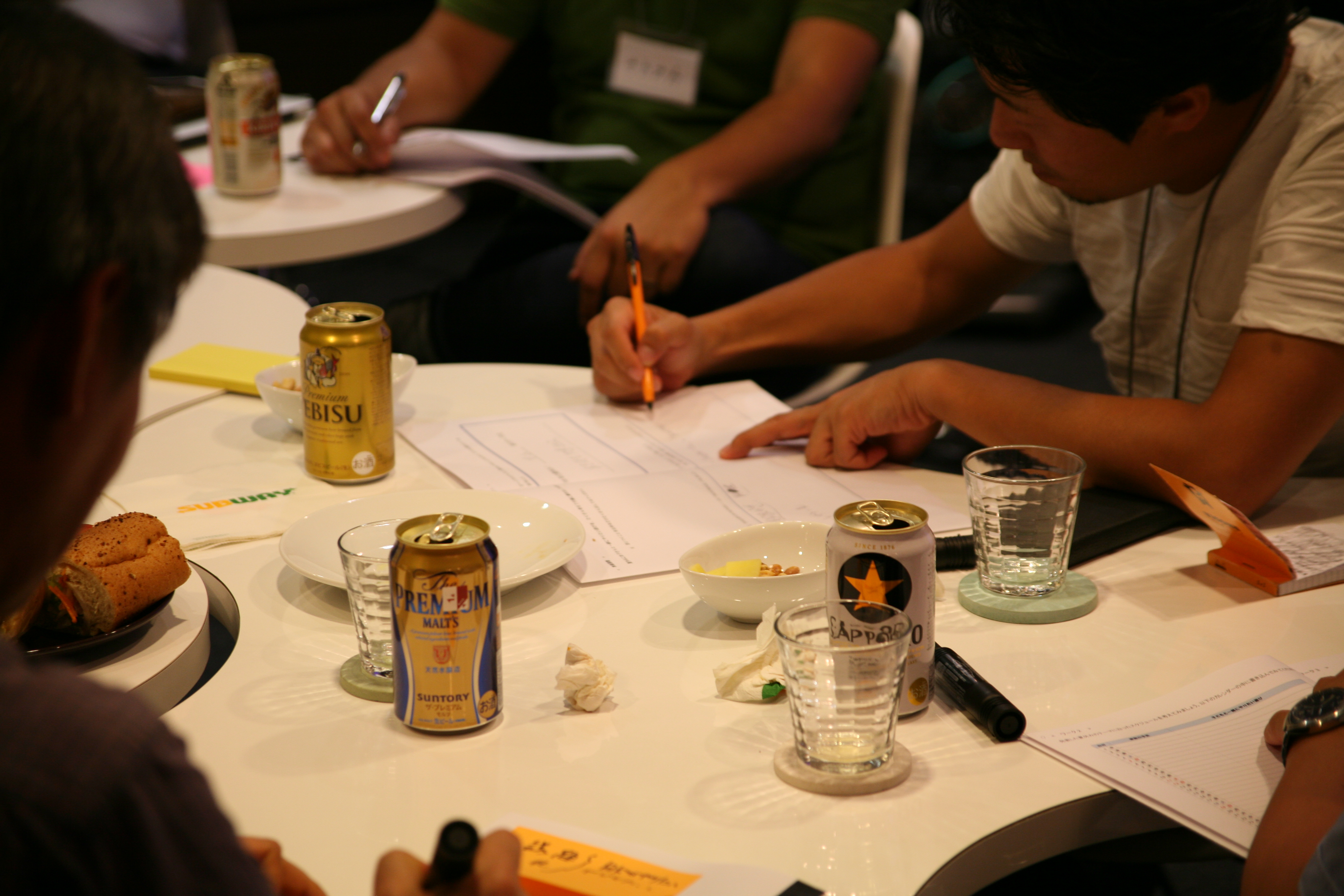 ▲気になったことはメモ!ビールを飲みながらアイデアをシェアしています。